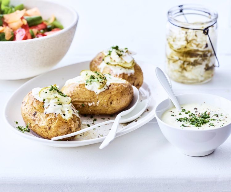 Gepofte aardappel met pittige dressing en gepekelde groenten Gepofte aardappel met pittige dressing en gepekelde groenten