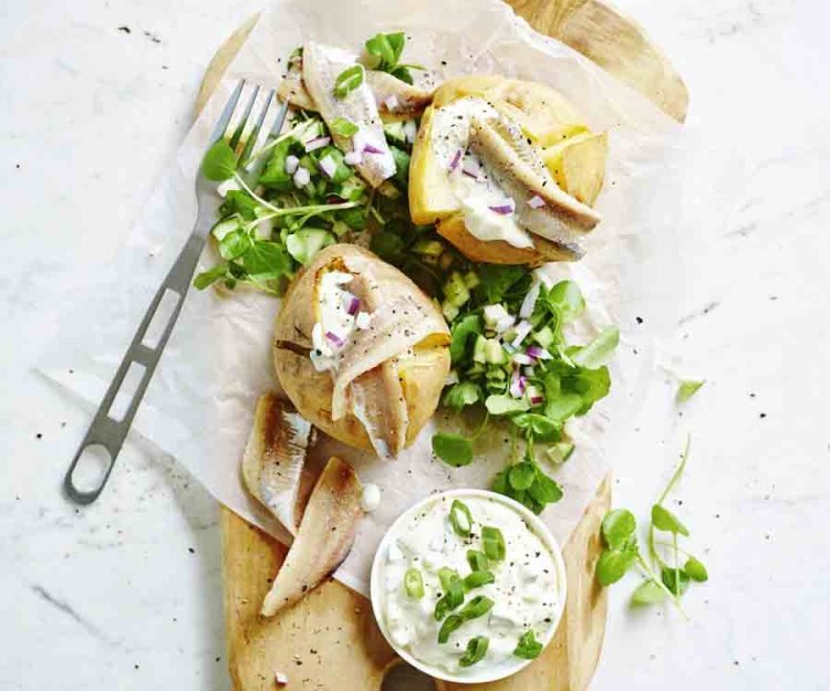 Pommes de terre fourrées et sprat Pommes de terre fourrées et sprat