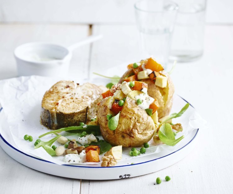 Gepofte aardappel met wintergroenten en schelvis