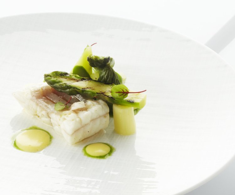 Zeewolf met groene asperge en mousselinesaus van witbier