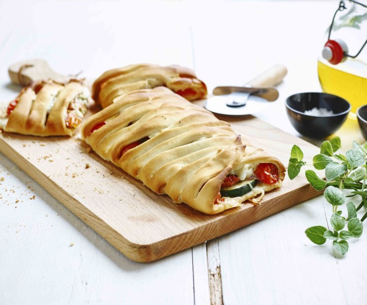 Pizza tressée au salami, tomates séchées, asperges vertes et mozzarella