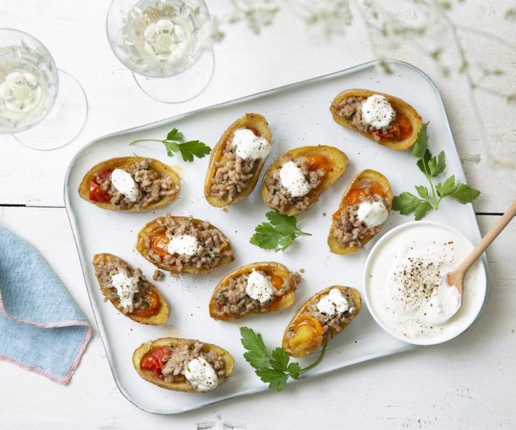Gevulde aardappel met pittig varkensgehakt en tomatensalsa Gevulde aardappel met pittig varkensgehakt en tomatensalsa
