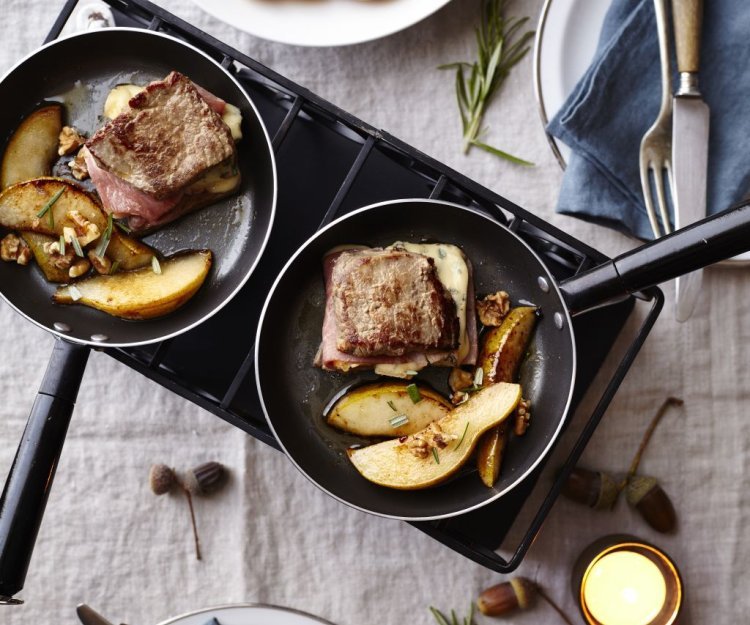 Gourmet met cordon bleu, blauwe schimmelkaas en peer Gourmet met cordon bleu, blauwe schimmelkaas en peer