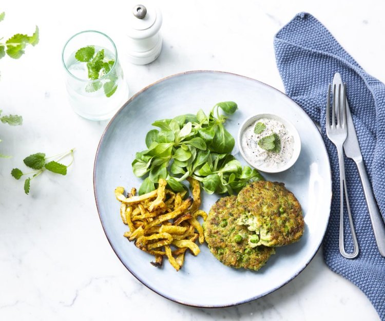 Groenteburger met knolselderfrietjes uit de oven