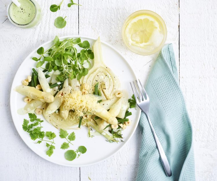Groentesalade van asperges en venkel met groene karnemelkdressing Groentesalade van asperges en venkel met groene karnemelkdressing