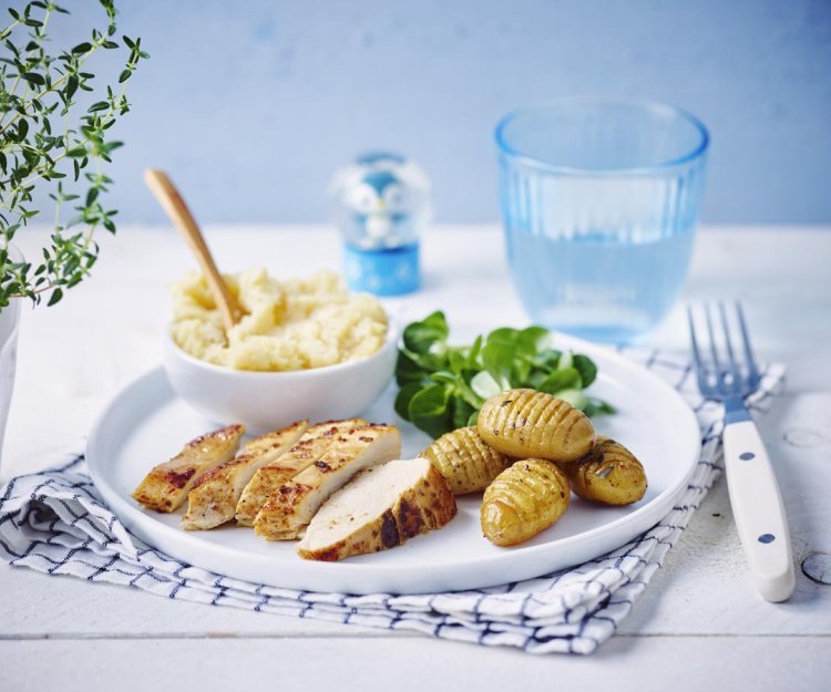 Hasselback potatoes met kip, appelmoes en pastinaak