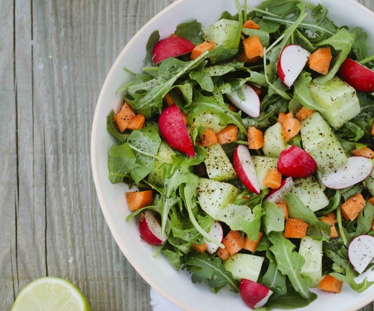 Salade van rucola met radijs en wortel