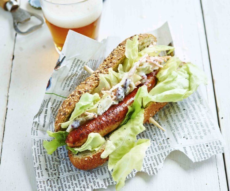 Hotdog à la saucisse de poulet et salade de chou blanc