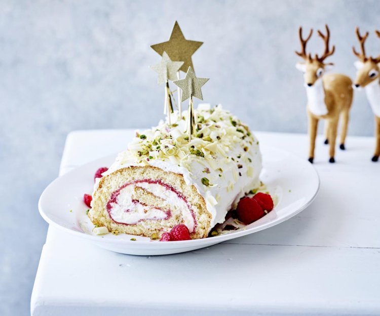 Kerststronk met aardbei en framboos Kerststronk met aardbei en framboos