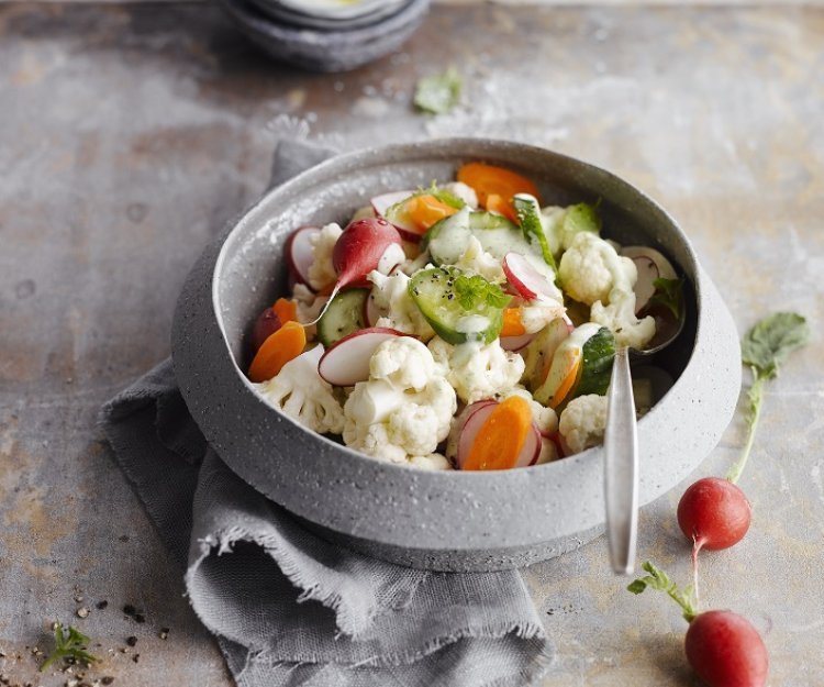 Salade met bloemkool, komkommer, wortelen en radijsjes