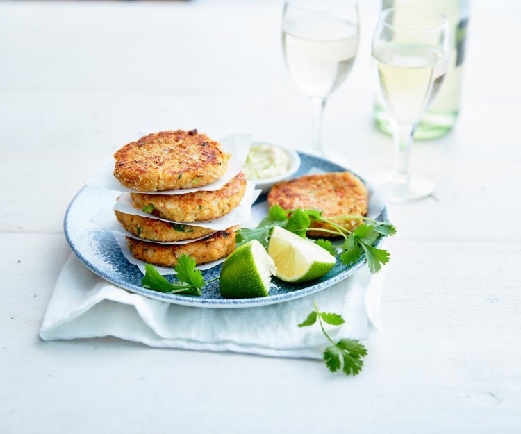 Kruidige koekjes van steenbolk met limoenmayonaise