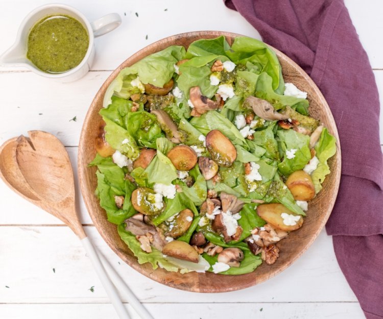 Lauwe aardappelsalade met gebakken champignons Lauwe aardappelsalade met gebakken champignons
