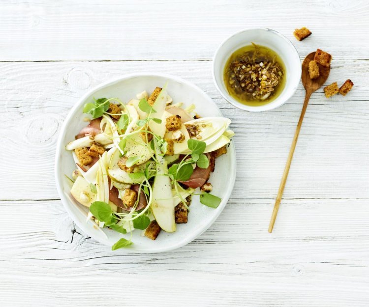 Salade de chicons, pomme, poire et jambon séché flamand