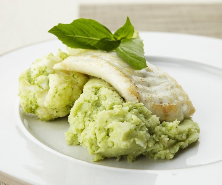 Aardappel-pestopuree met grietfilet en bloemkoolroosjes Aardappel-pestopuree met grietfilet en bloemkoolroosjes