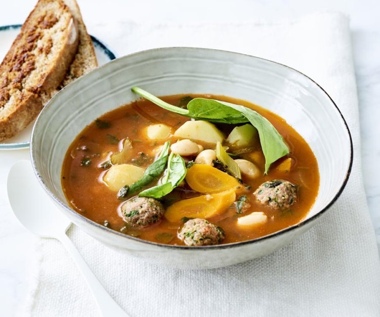 Minestrone met gehaktballetjes Minestrone met gehaktballetjes