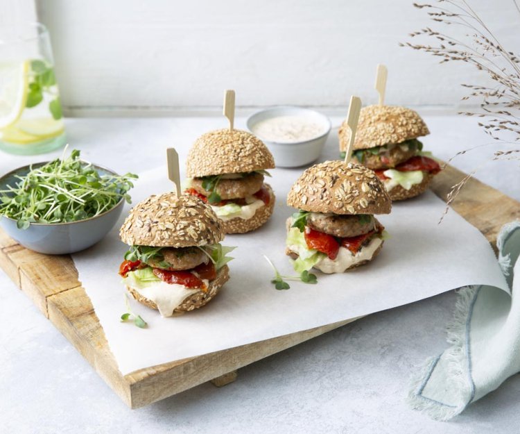 Minihamburger met kalfsvlees en currysaus Minihamburger met kalfsvlees en currysaus