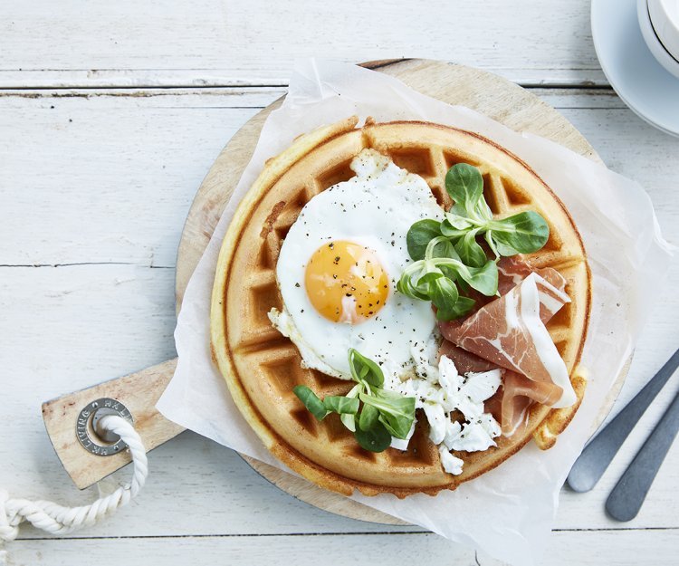 Ontbijtwafel met spiegeleitje, gedroogde ham en geitenkaas Ontbijtwafel met spiegeleitje, gedroogde ham en geitenkaas