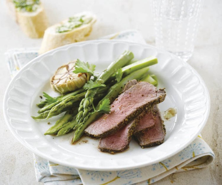 Filet de boeuf avec croûte de poivre, asperges et pain à l'ail Filet de boeuf avec croûte de poivre, asperges et pain à l'ail