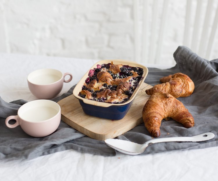 Ovenschotel met croissants en blauwe bessen Ovenschotel met croissants en blauwe bessen