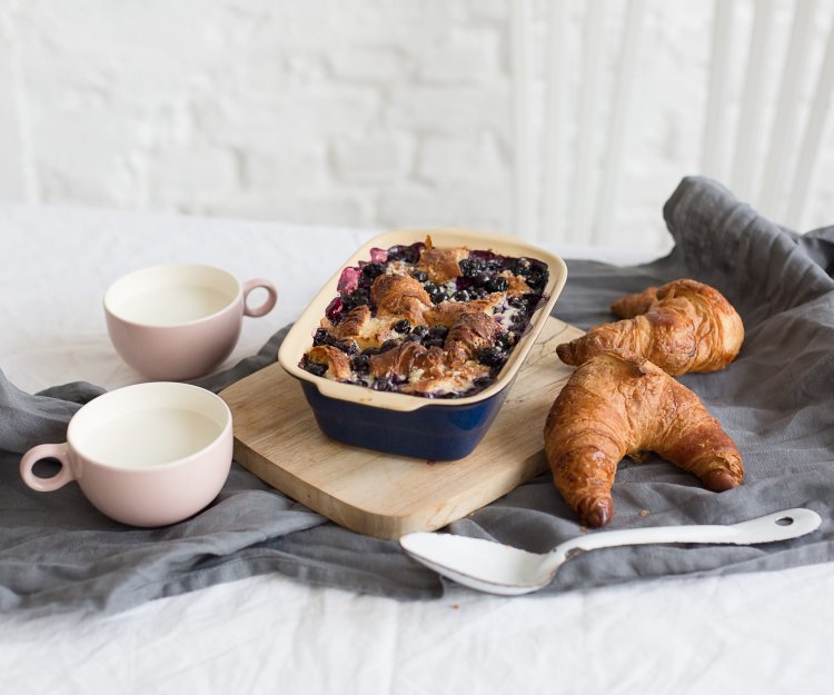 Ovenschotel met croissants en blauwe bessen