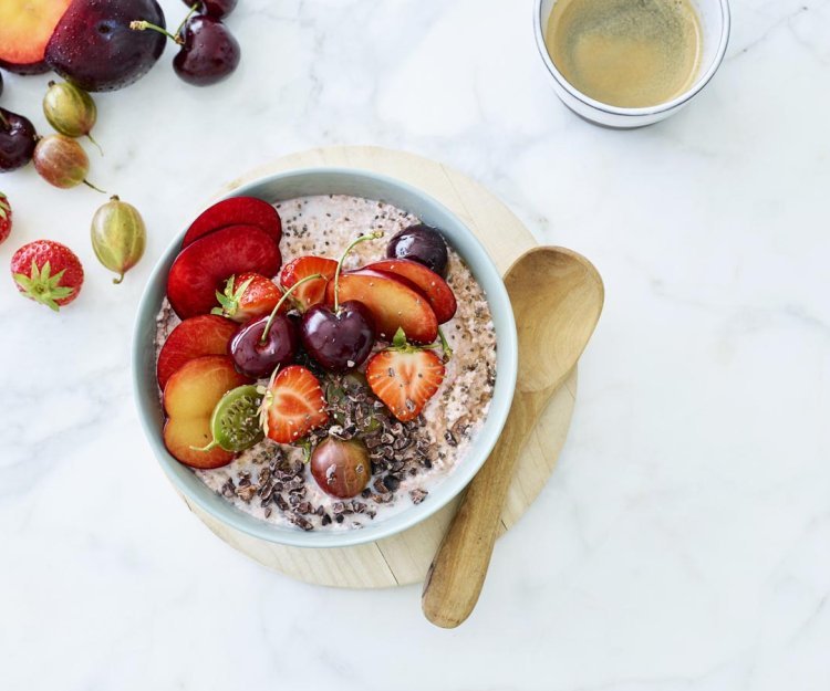 Overnight oats aux fraises, cerises et prunes