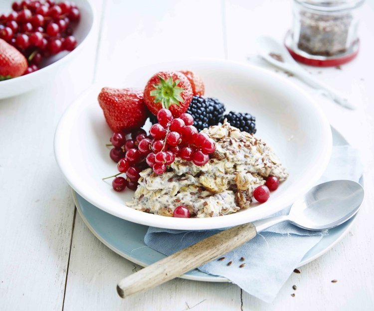 Overnight oats met braambessen, rode bessen en aardbeien Overnight oats met braambessen, rode bessen en aardbeien