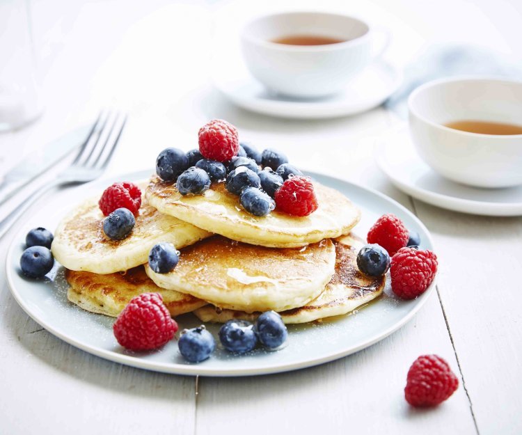Pancakes aux myrtilles, framboises & miel Pancakes aux myrtilles, framboises & miel