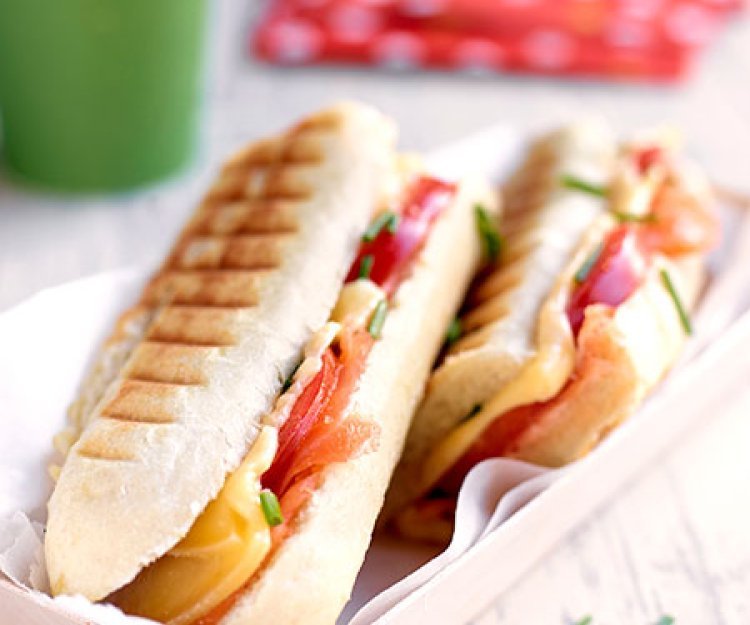Panini met Passendale, tomaten en gerookte zalm Panini met Passendale, tomaten en gerookte zalm