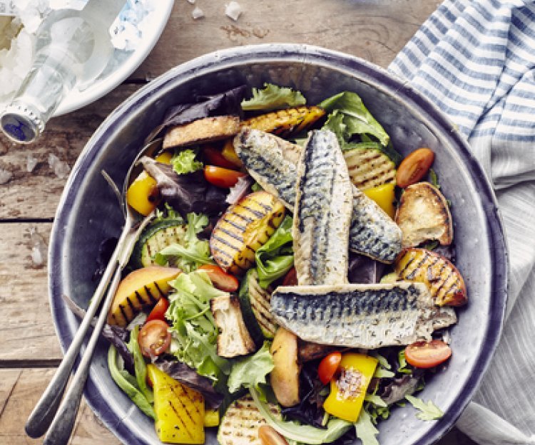 Panzanella aux légumes et pêches grillés et maquereau