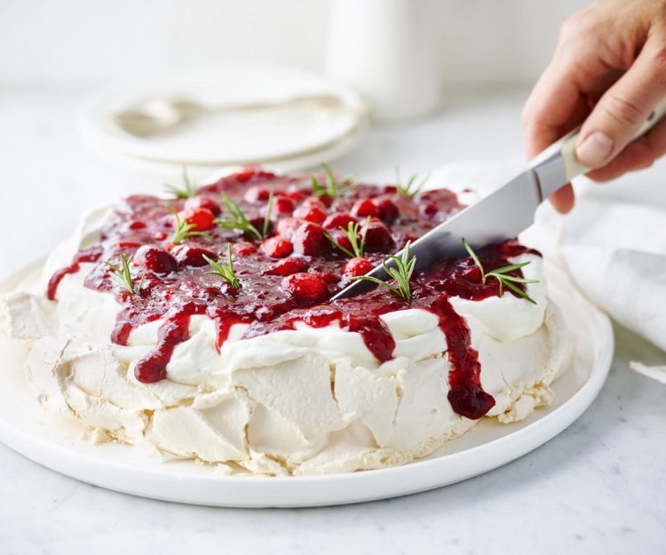 Pavlova met veenbessen en rozemarijn 