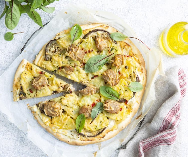 Pizza bianca met aardappel, aubergine en varkensworst 