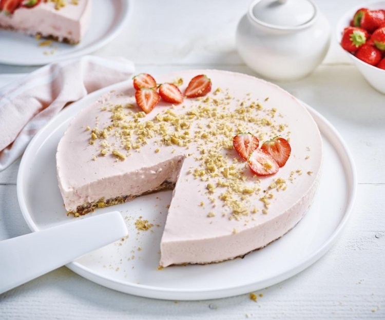 Kaastaart met aardbeien en dadelbodem Kaastaart met aardbeien en dadelbodem