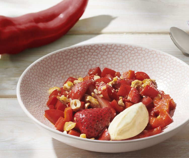 Poivrons et fraises caramélisés, cacahuètes torréfiées et glace vanille Poivrons et fraises caramélisés, cacahuètes torréfiées et glace vanille