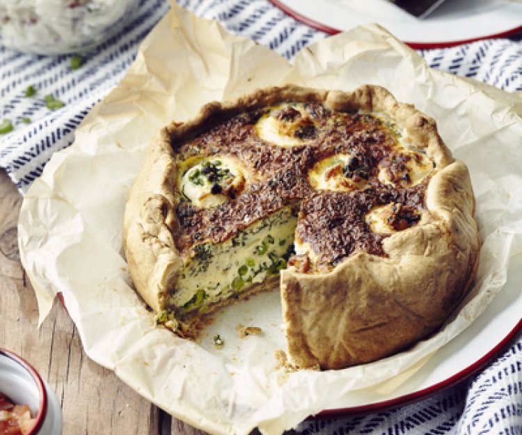 Quiche avec plie, herbes et petits pois