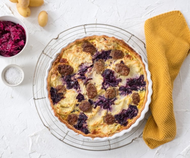 Quiche met rode kool, aardappel en worst Quiche met rode kool, aardappel en worst