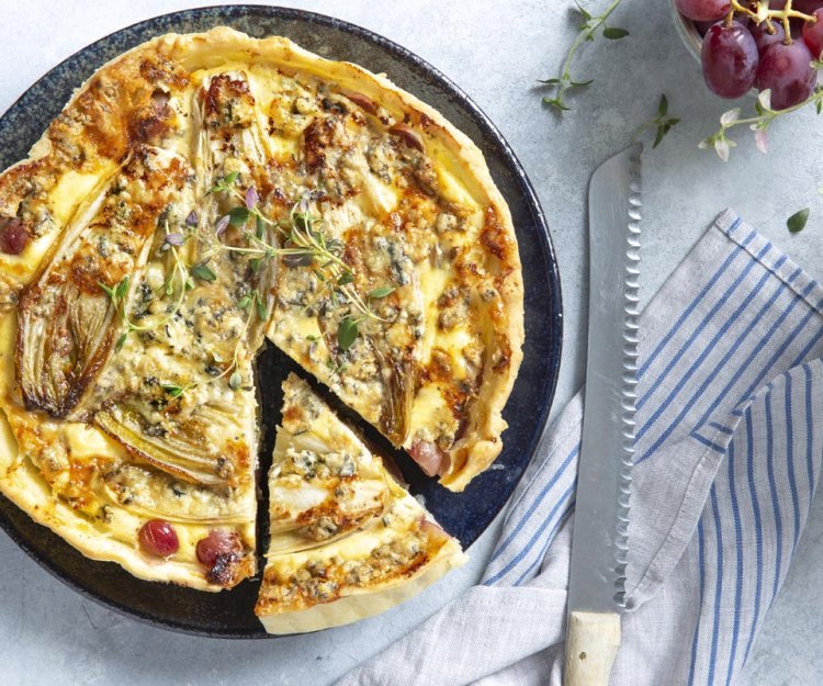 Quiche met witloof, blauwe kaas en druiven