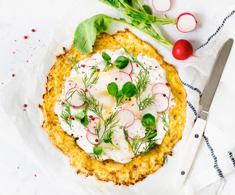 Röstipizza met zure room, gerookte heilbot en radijsjes Röstipizza met zure room, gerookte heilbot en radijsjes