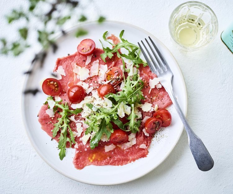 Carpaccio de bœuf aux tomates cerises, roquette et parmesan Carpaccio de bœuf aux tomates cerises, roquette et parmesan