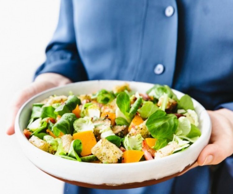 Salade de pain, choux de Bruxelles et butternut rôti