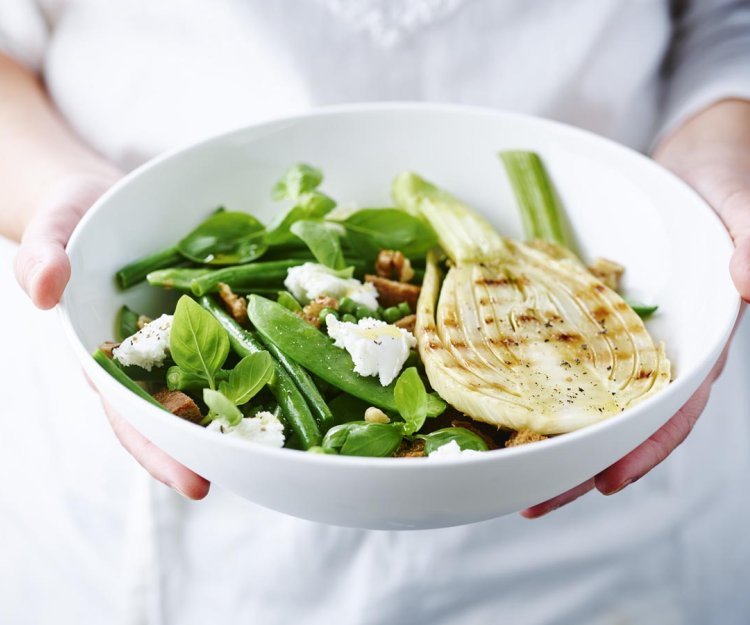 Salade met geroosterde venkel, bonen, peulen en geitenkaas