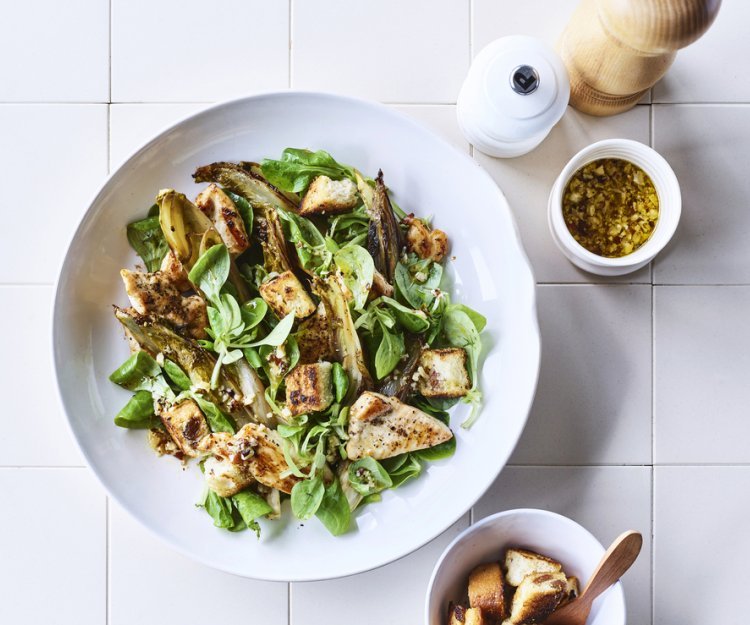Warme salade met kip, gebakken witloof en hazelnoot-sinaasappeldressing Warme salade met kip, gebakken witloof en hazelnoot-sinaasappeldressing
