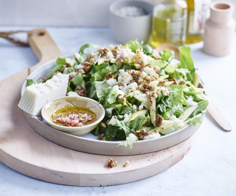 Salade van andijvie, appel en geitenkaas