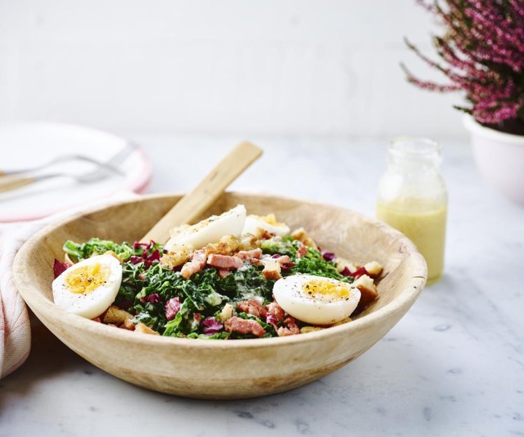 Salade van savooikool met eitjes en spekreepjes