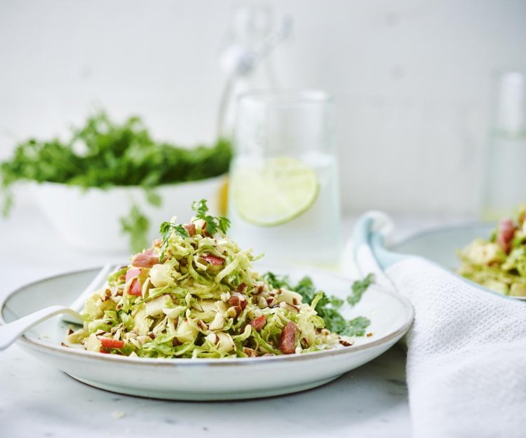 Salade van spruitjes, appel en hazelnoten