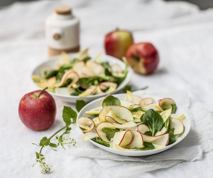 Salade van witloof, veldsla, appel en curry