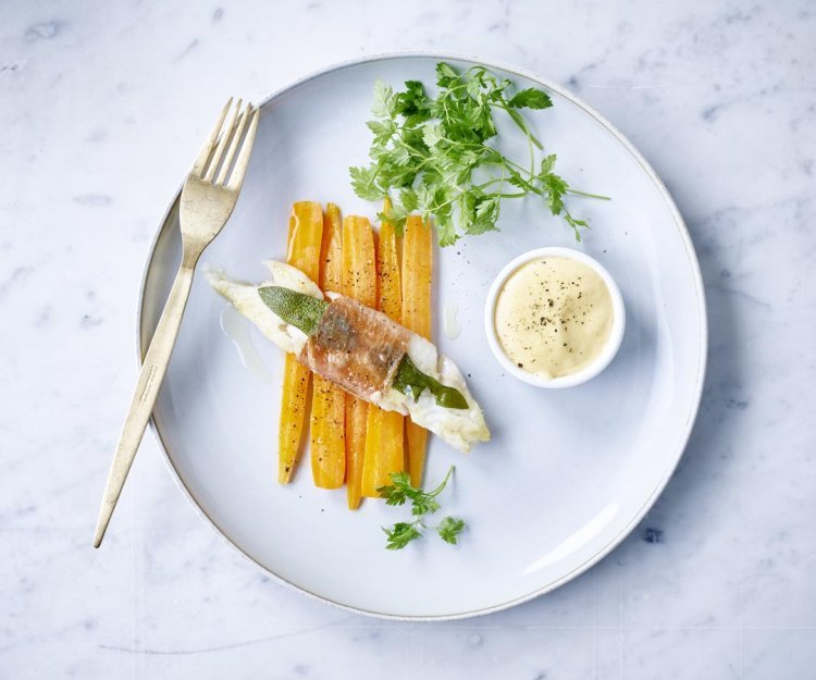 Saltimbocca van wijting op een bedje van wortel met hollandaisesaus Saltimbocca van wijting op een bedje van wortel met hollandaisesaus