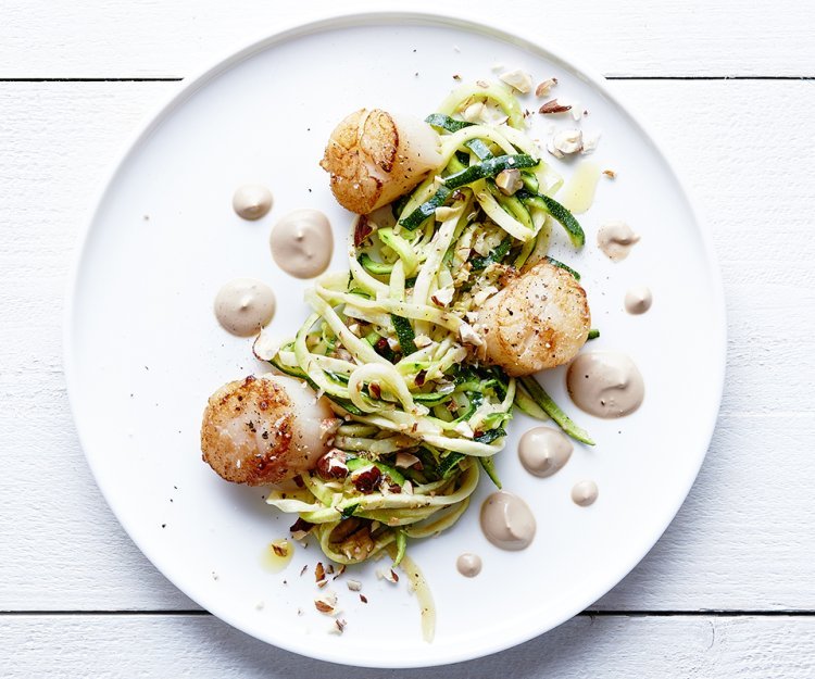 Sint-jakobsnoot, courgettini en hazelnoot Sint-jakobsnoot, courgettini en hazelnoot