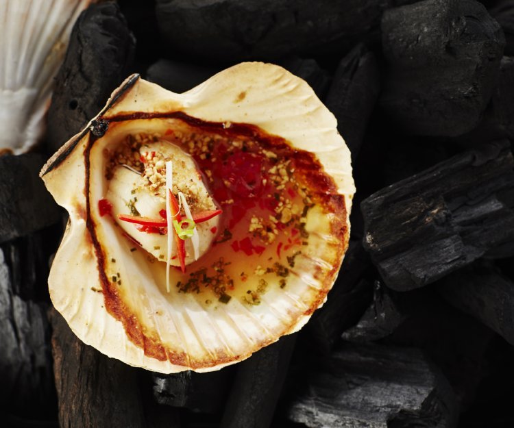 Sint-jakobsvrucht op de barbecue met chilipeper