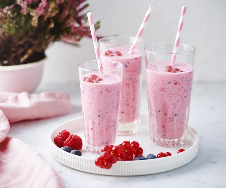 Smoothie van rode vruchten en yoghurt Smoothie van rode vruchten en yoghurt