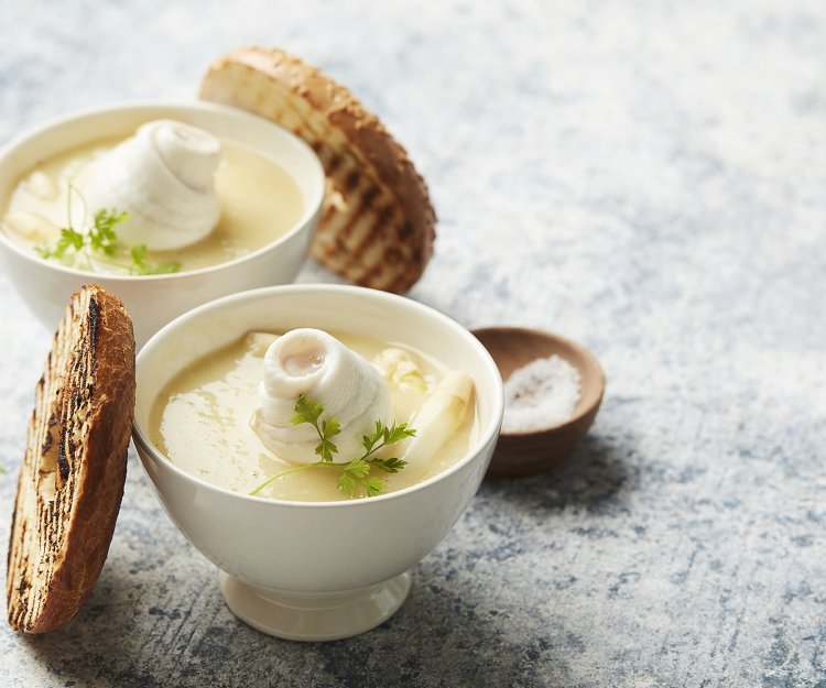 Aspergesoep met pladijs en gegrilde bagel